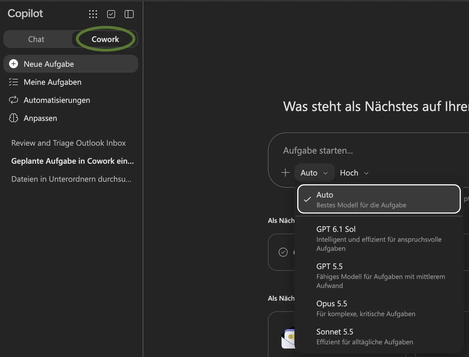 Copilot-App in dunkler Darstellung, grün umkreist der Umschalter „Cowork“ neben „Chat“. Links die Seitenleiste mit „Neue Aufgabe“, „Meine Aufgaben“, „Automatisierungen“ und „Anpassen“. Im Eingabefeld „Aufgabe starten…“ ist die Modellauswahl geöffnet: „Auto, Bestes Modell für die Aufgabe“ mit Häkchen, darunter GPT 6.1 Sol, GPT 5.5, Opus 5.5 und Sonnet 5.5. Daneben steht der Aufwand „Hoch“